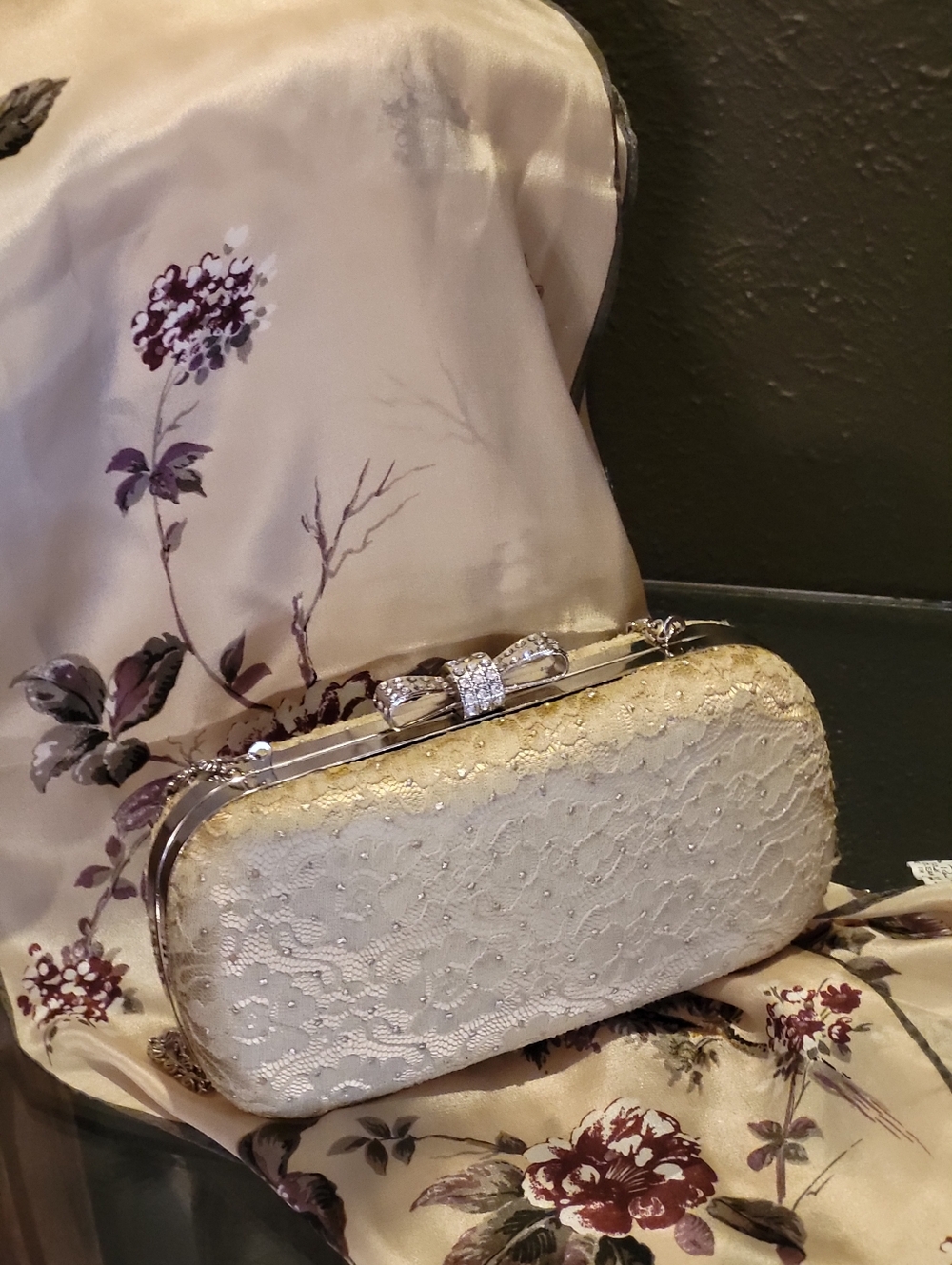 Benjamin Walk Beige Lace Evening Bag Chain Strap Rhinestone Bow Clasp - Picture 4 of 6